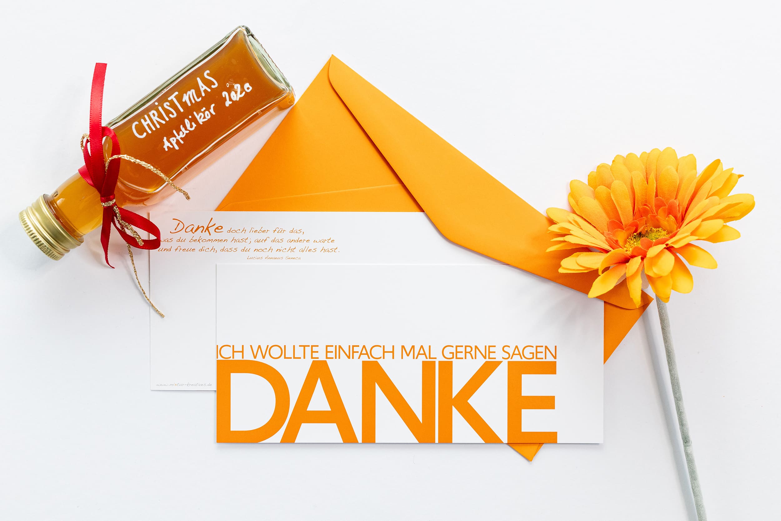 Grußkarte "DANKE" mit passenden Accessoires: Selbstgerechter Apfellikör und orange Gerbera