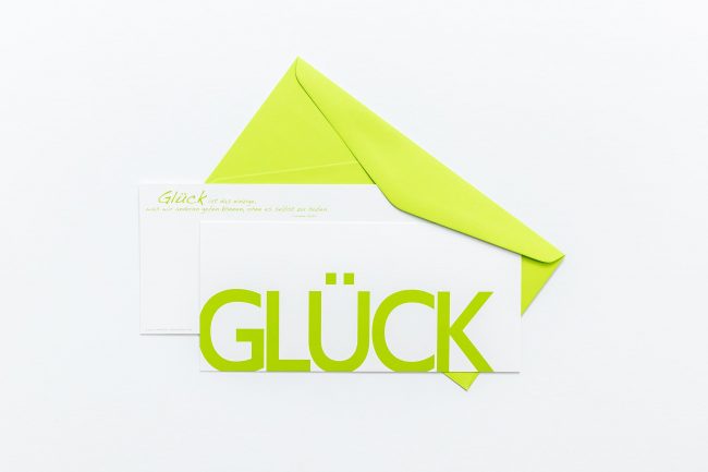 Grußkarte "GLÜCK" mit grünem Briefumschlag und Rückseite