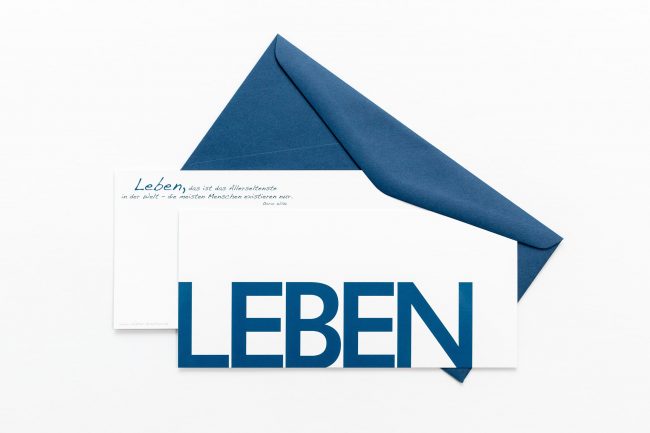 Grußkarte "LEBEN" mit dunkelblauem Briefumschlag und Rückseite