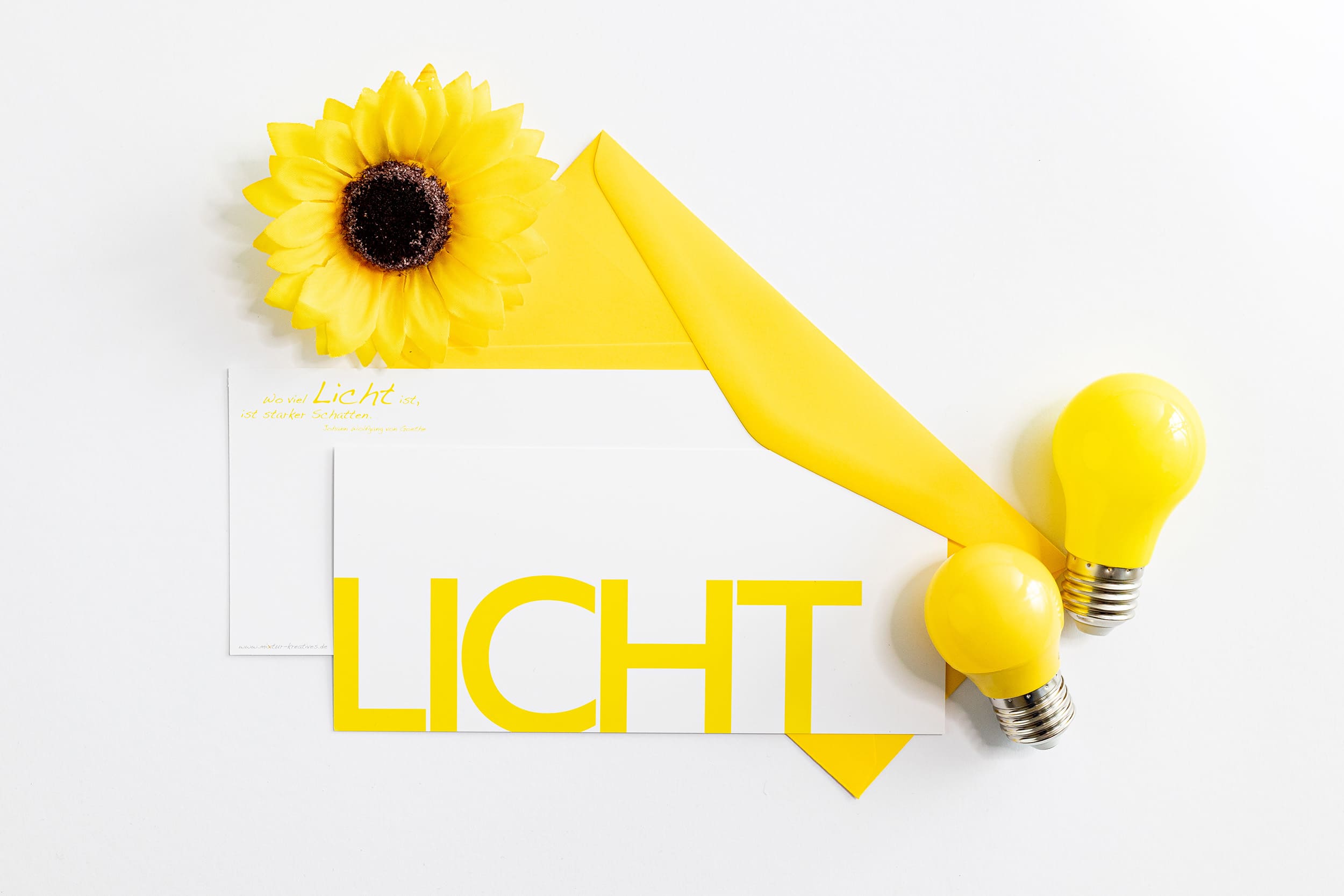 Grußkarte "LICHT" mit passenden Accessoires: Sonnenblume und gelben Glühbirnen