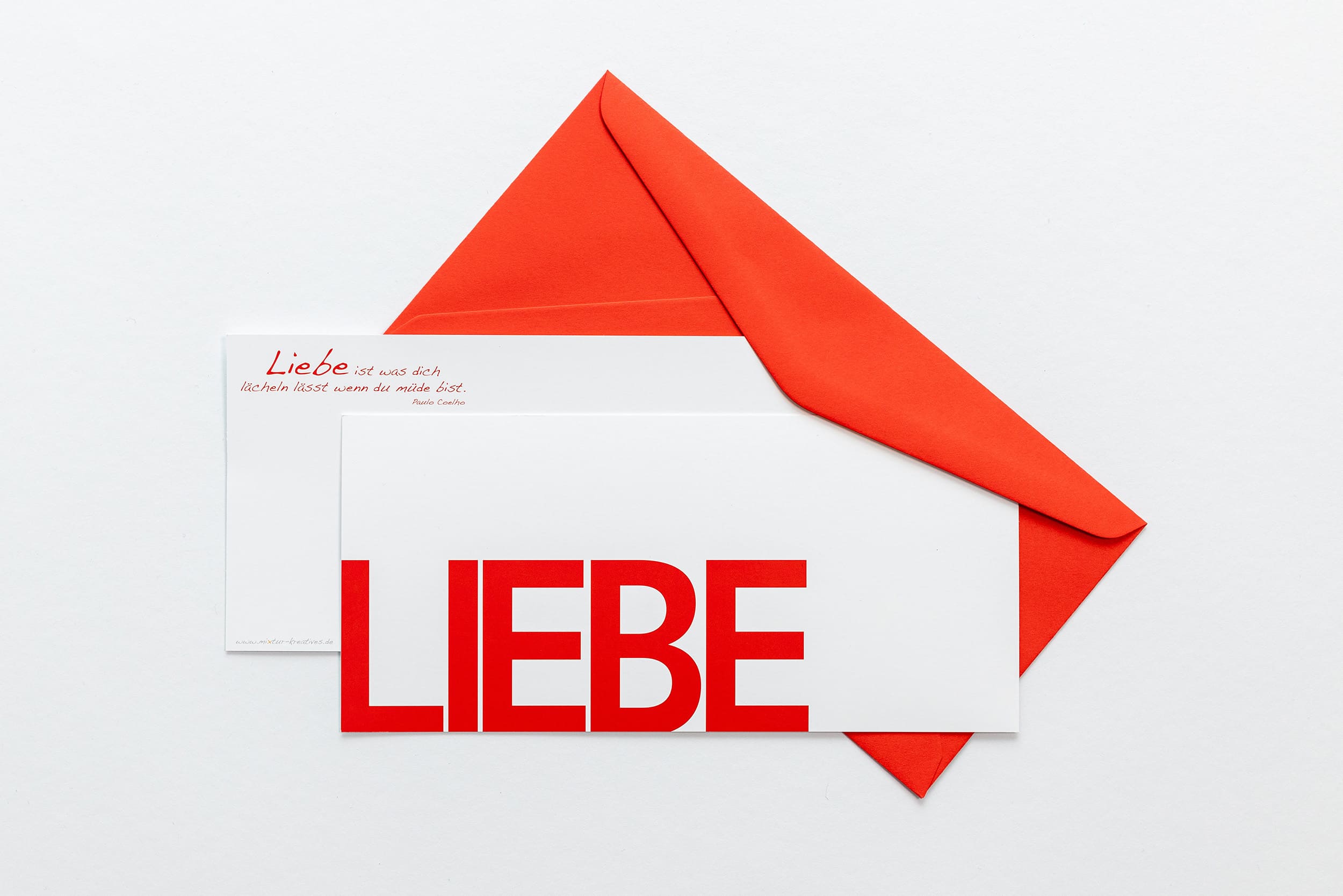 Grußkarte "LIEBE" mit rotem Briefumschlag und Rückseite