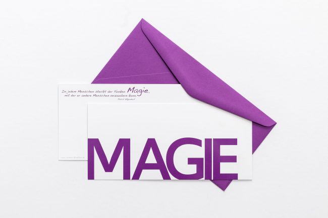 Grußkarte "MAGIE" mit violettem Briefumschlag und Rückseite