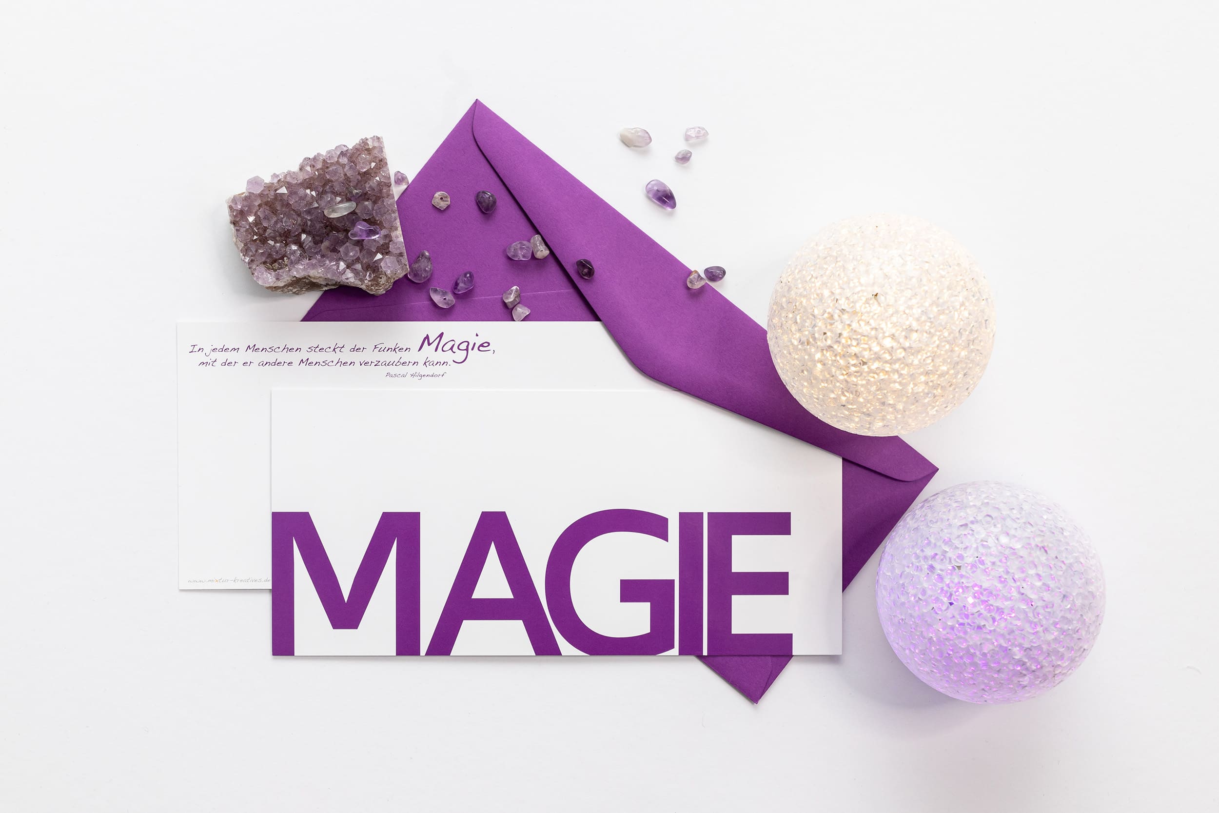 Grußkarte "MAGIE" mit passenden Accessoires: Amethyst und lila Leuchtkugeln