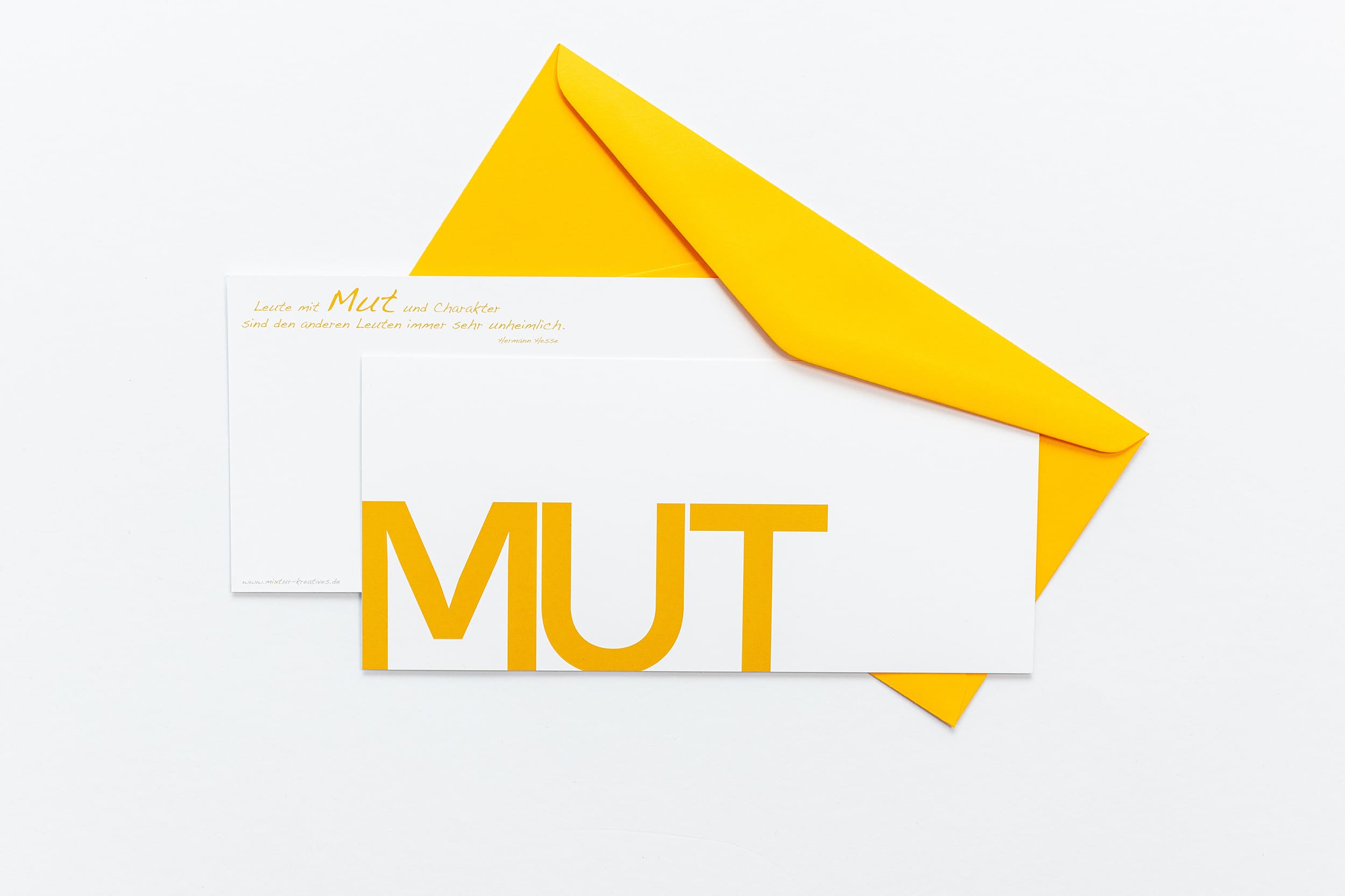 Grußkarte "MUT" mit orangem Briefumschlag und Rückseite
