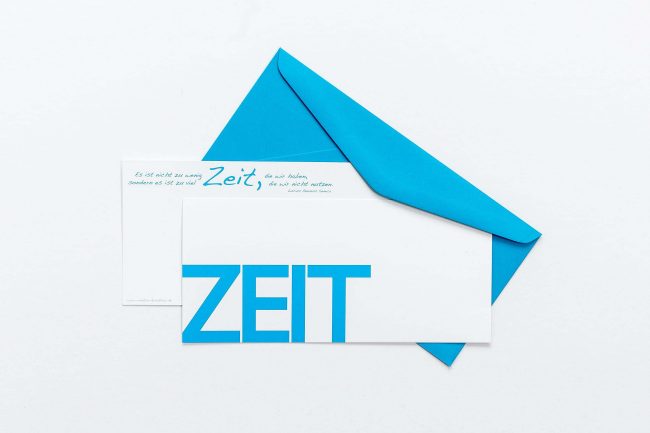 Grußkarte "ZEIT" mit blauem Briefumschlag und Rückseite