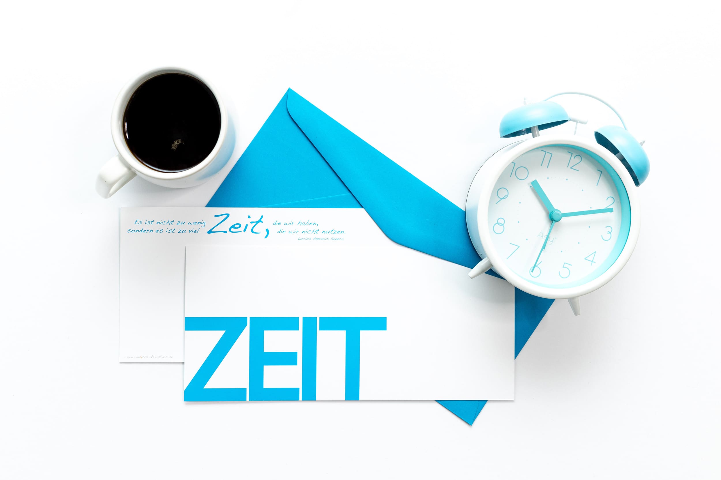 Grußkarte "ZEIT" mit passenden Accessoires: blauer Wecker und Tasse Kaffee