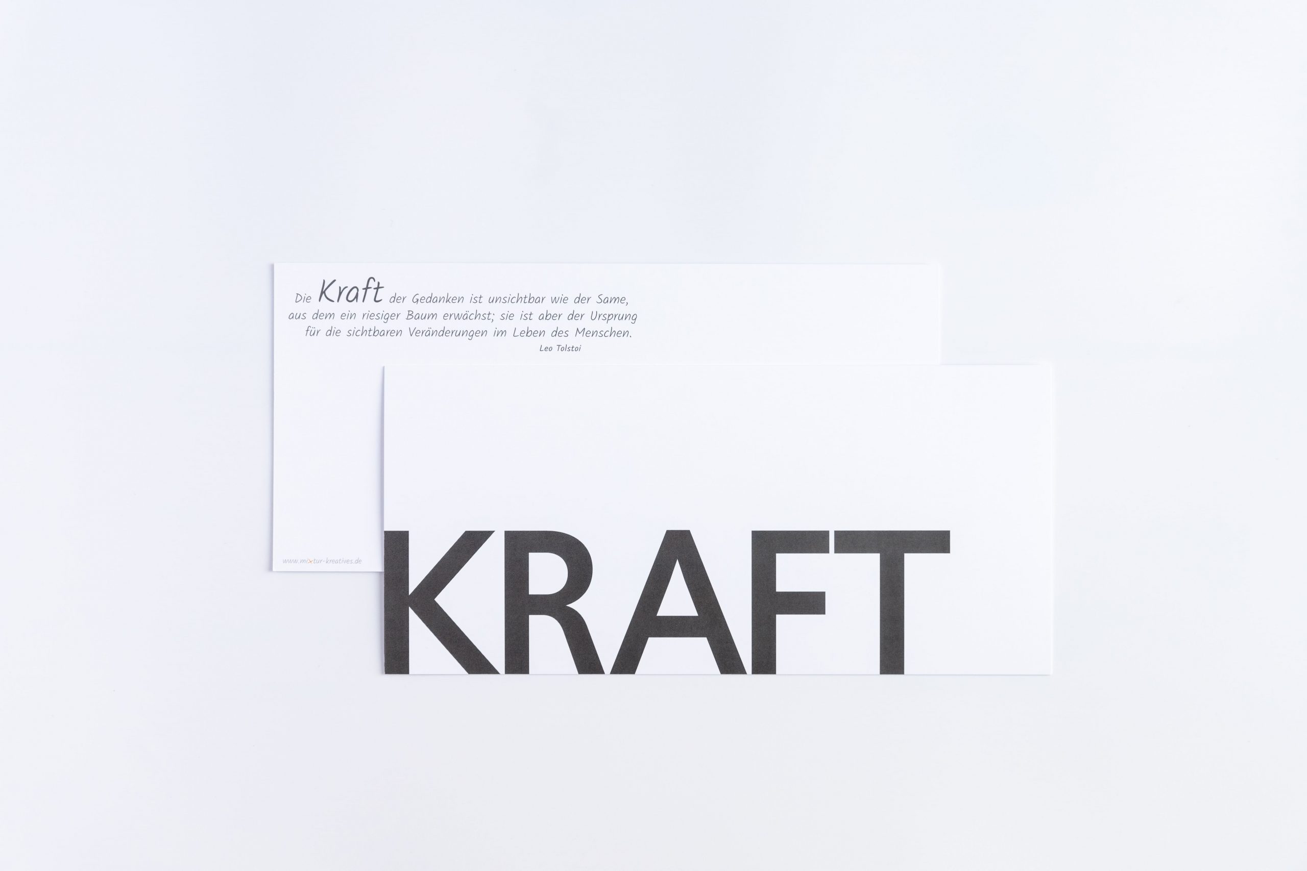 Grußkarte "KRAFT" mit anthrazitfarbenen Briefumschlag und Rückseite