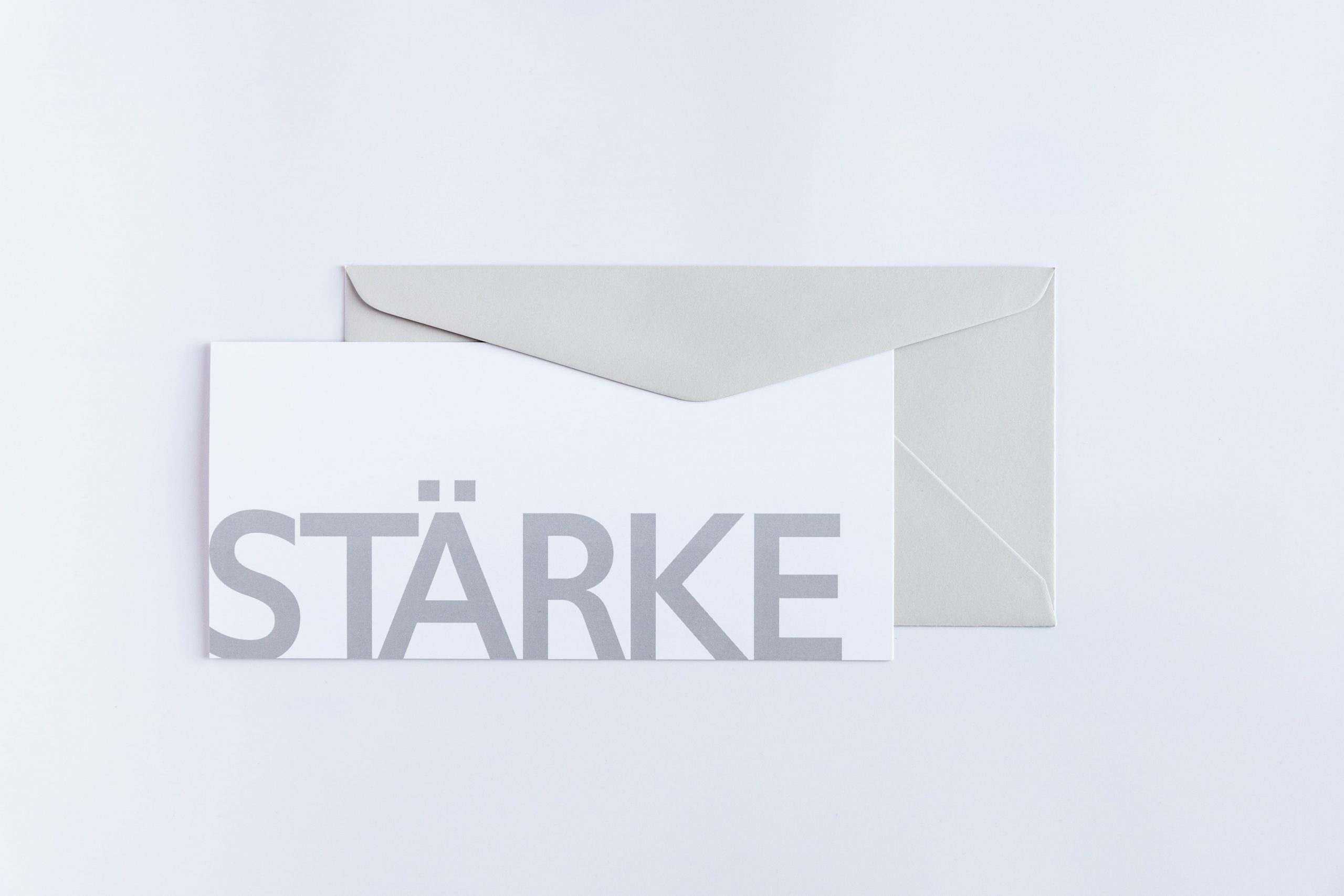 Grußkarte "STÄRKE" mit grauem Briefumschlag und Rückseite