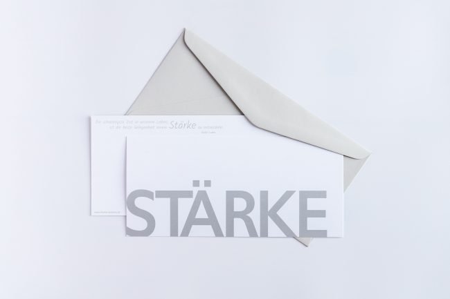 Grußkarte "STÄRKE" mit grauem Briefumschlag und Rückseite