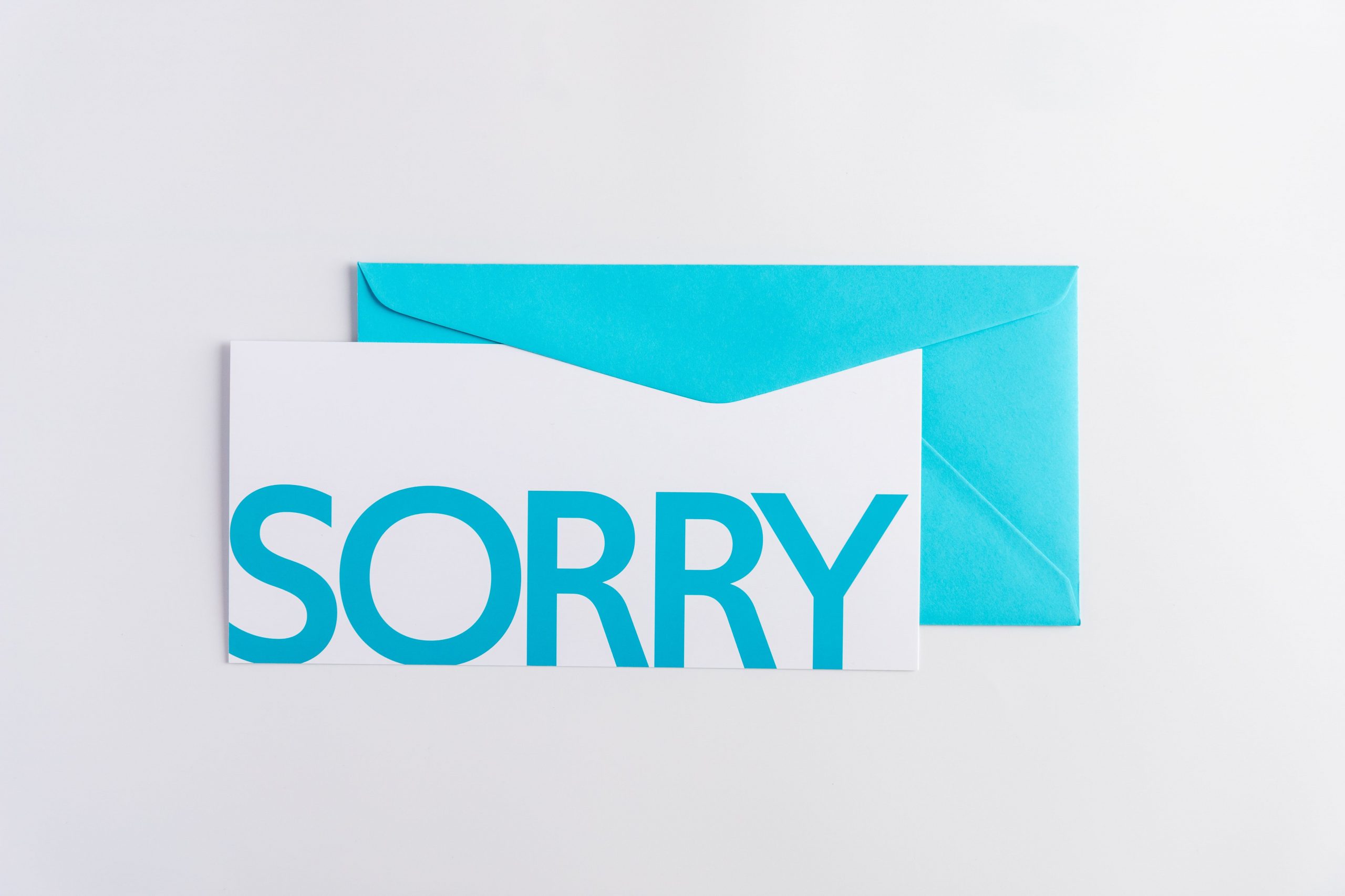 Grußkarte "SORRY" mit türkisfarbenem Briefumschlag und Rückseite
