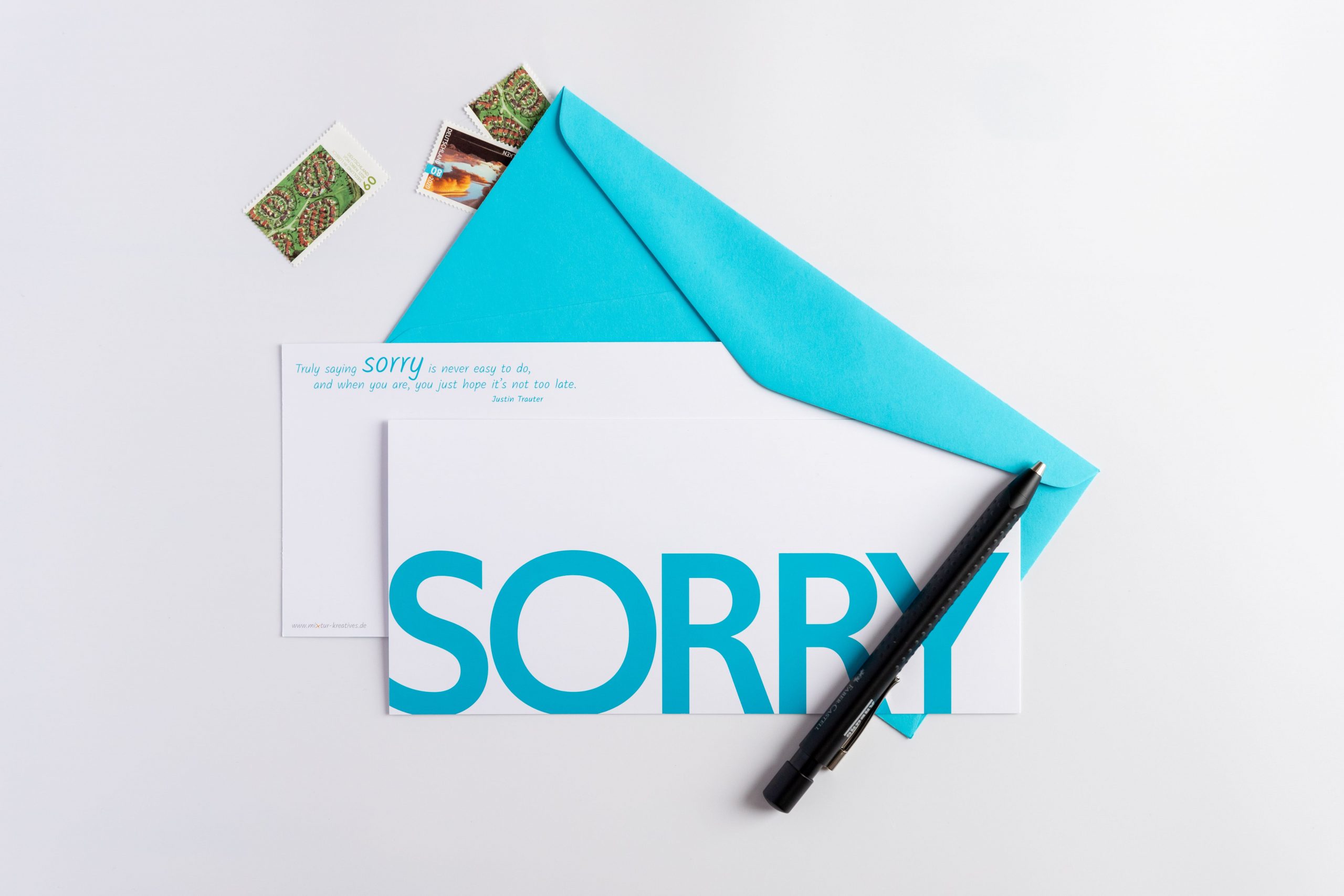 Grußkarte "SORRY" mit türkisfarbenem Briefumschlag und Rückseite